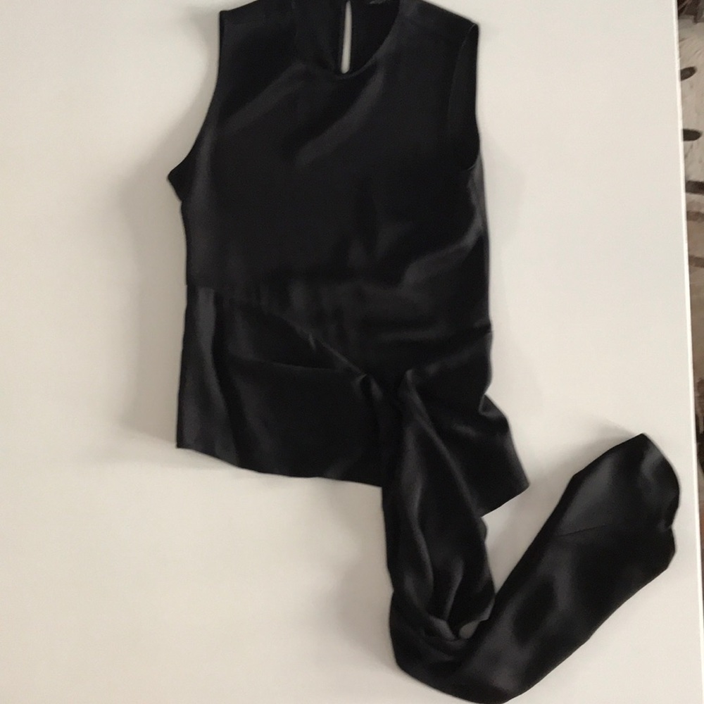 Zara black slvlss blouse with front train